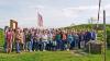Die Reisegruppe aus Úrkút und ihre Gastgeber aus Oberpleichfeld am Mittelpunkt der EU in Gadheim. Rechts Bürgermeister Jürgen Götz aus Veitshöchheim.