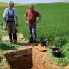 Besonderer Gast (von links): der 101-jährige Otto Knorr, Grabungsleiter Dr. Harald Rosmanitz und Günter Knorr auf dem Areal der Wüstung Seehausen bei Duttenbrunn.