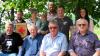 Auf dem Foto vordere Reihe sitzend: Bereitschaftsleiter Markus Städtler, Ehrenbereitschaftsleiter Walter Schneider, Bürgermeister Friedolin Link, Meinhard Keßler; hintere Reihe stehend: Lindenpflanzer von damals Philipp Orf, Sarah Martin mit Sohn Anton, Stephan Schubert, Katharina Bott; ganz hinten stehend: Freund und Unterstützer der BRK Ortsgruppe Walter Orf.