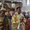 Für Pfarrer Stephan Egwu gab es gleich doppelten Anlass zum Feiern: den 40. Geburtstag und das 10. Priesterjubiläum, zum dem seine Mutter Francisca (links) mit Familie eigens aus Nigeria angereist war.