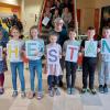 Die Kinder der Klasse 2b tragen gute Wünsche vor.