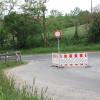 Kurz vor Dingolshausen wurde die Absperrung am Ende eines Flurwegs zur Seite geschoben, so dass Fahrzeuge problemlos auf den gesperrten Bereich der Staatsstraße (Hintergrund) gelangen können. Kurz vor Dingolshausen wurde die Absperrung am Ende eines Flurwegs zur Seite geschoben, so dass Fahrzeuge problemlos auf den gesperrten Bereich der Staatsstraße (Hintergrund) gelangen können.