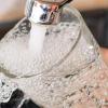 Nachdem die in Gerolzhofen entnommenen Trinkwasserproben keine Verunreinigungen mehr enthalten haben, darf das Leitungswasser in der gesamten Stadt wieder uneingeschränkt genutzt werden. Das Symbolbild zeigt einen fließenden Wasserhahn.  