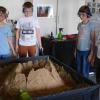 Jona, Kilian, Lasse und Max verursachen mittels Druckluft einen Vulkankrater. Jona, Kilian, Lasse und Max verursachen mittels Druckluft einen Vulkankrater.
