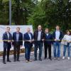 Der neue Entlastungsparkplatz am Freibad Volkach konnte nun offiziell seiner Bestimmung übergeben werden. Von links: der Leiter der Bauverwaltung Volkach, André Brezina, die Stadträte Thomas Jäcklein und Anja Hirt, Alexander Zeller (Städtebauförderung), Bernhard Stolz von der ausführenden Baufirma Gebr. Stolz, Erster Bürgermeister Heiko Bäuerlein, Thomas Achstetter (Arc.Grün), Stadtrat Elmar Datzer, Ralph Schäffner (Arc.Grün), Elisabeth Weimann (Bauverwaltung Volkach), Stadträtin Barbara Nicola-Bier, Mouhamad AlHabash und Jan Leroux (beide Arc.Grün).