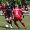 Mathis Böhler (Mitte) vom TSV Rottendorf hält den Ball gegen Leon Holzheid (hinten) und Christoph Mohr vom FC Lichtenfels.