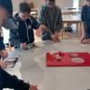 Schüler der Klasse 6a beim Zubereiten der selbstgemachten Pizza.