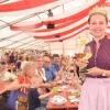 Viel zu tun hatte Weinprinzessin Marie I. über Pfingsten beim traditionellen Weinfest. Gerne ging sie im Zelt von Tisch zu Tisch, um die Gäste persönlich zu begrüßen. Wer wollte, durfte auch einen Schluck aus dem großen Römer nehmen. Viel zu tun hatte Weinprinzessin Marie I. über Pfingsten beim traditionellen Weinfest. Gerne ging sie im Zelt von Tisch zu Tisch, um die Gäste persönlich zu begrüßen. Wer wollte, durfte auch einen Schluck aus dem großen Römer nehmen.