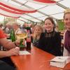 Viel zu tun hatte Weinprinzessin Marie I. über Pfingsten beim traditionellen Weinfest. Gerne ging sie im Zelt von Tisch zu Tisch, um die Gäste persönlich zu begrüßen. Wer wollte, durfte auch einen Schluck aus dem großen Römer nehmen.