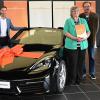 Glückliche Gewinner (von linsk): Markus Eichenseer vom VR-Gewinnsparverein Bayern übergibt den Porsche 718 Boxter an Gerda und Anton Schmitt aus Wasserlosen. Zum Hauptgewinne gratuliert ihnen Frank Hefner, Vorstandssprecher der VR-Bank Main-Rhön eG.