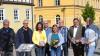 Historischer Blick in die Hofheimer Landgerichtsstraße: Über die Umsetzung des neuen Beschilderungskonzepts freuen sich an der Doppelstele (von links) Frank Dauelsberg, Jürgen Bergmann, Susanne Volkheimer, Udo Rippstein, Helen Zwinkmann, Werner Mock, Alexander Bergmann und Wolfgang Borst.