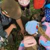 Förster David Sommer erkundete mit den Vorschulkindern den Wald.