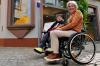 Moba Bach und Barbara Windbergs, Vorstand WüSL, vor der neuen Beratungsstelle in Karlstadt