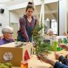 Waldbaden in Würzburg: "Waldbademeisterin" Christina Haas brachte den Wald zum Anfassen, Riechen und Schmecken in den Seniorentreff des Felix-Fechenbach-Hauses.