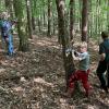 Bei praktischen Übungen konnten die Waldbesitzer selbst Hand anlegen und Zukunftsbäume und Bedränger kennzeichnen. Theo Voll übernimmt diese Arbeit im Auftrag der Lehrgangsteilnehmer.