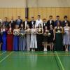 Die Schüler*innen der neunten Klasse des FLSH Schloss Gaibach beim Abschlussball des Tanzkurses in der Frankenhalle Sennfeld