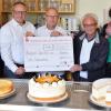 Bei der symbolischen Scheckübergabe im Café Perspektive (von links): BRK-Vorsitzender Landrat Thomas Eberth, Kreisgeschäftsführer Oliver Pilz, Küchenchef Thomas Karg, Erich Beck und Sybille Ludewig-Pechtl, Leitung der Zuverdienstbetriebe.