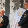 Der Deutsche Feuerwehrverband zeichnete Charles Herrmann (rechts), Pilot des unterfränkischen "Schnellen Einsatzflugzeugs" der Luftrettungsstaffel, für die Unterstützung der Feuerwehren in den Nachbarländern Hessen und Baden-Württemberg mit der Deutschen Feuerwehr-Ehrenmedaille aus. Überreicht wurde sie von Dieter Naber, Vizepräsident der Luftrettungsstaffel.