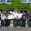 Die Schülerinnen und Schüler des P-Seminars "Wohn(t)räume – hier und anderswo" vom Walter-Rathenau-Gymnasium freuen sich über den Scheck der Lokalen Agenda 2030 in Höhe von 2574,26 Euro aus ihrer Kabelsammelaktion. Sie wollen eine Solaranlage für eine Schule in Ghana finanzieren.  