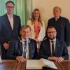Beim Eintrag ins goldene Buch der Stadt Arnstein mit (von links) zweiter Bürgermeister Bertram Wolf, Bürgermeister Franz-Josef Sauer, Staatssekretärin Anna Stolz, Bürgermeister Pawel Wasiak und Alt-Bürgermeister Roland Metz.