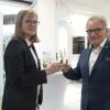 Carolin Betzel-Grau, Geschäftsführerin der Firma Platten Steger, unterstützt mit 10.000 Euro die Schweinfurter Kindertafel, vertreten durch den Vorsitzenden Stefan Labus.