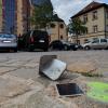 Auch in der Karlstadter Langgasse sieht man am Boden zahlreiche Farbmarkierungen. Hier finden sich daneben bereits abgedeckte Löcher.