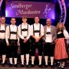 Feierstunde für die drei jüngsten Musiker der Sandberger Musikanten. Sie wurden für zehn Jahre Mitgliedschaft mit der Ehrennadel in Bronze von Renate Haag, der Kreisvorsitzenden des Nordbayerischen Musikbundes, ausgezeichnet. Dominik Söder wurde mit Silber für 20 Jahre geehrt. Auf dem Foto von links Renate Haag, Fabian Friedel, Fabian Söder, Paul Söder, Noah Bühner, Dominik Söder, Alexandra Hourle.
