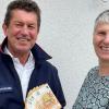Rainer Kaufmann, Malteser Bezirksgeschäftsführer, freut sich über 1000 Euro für die ehrenamtliche Malteser Kinder- und Jugendhospizarbeit, überreicht von Anna Maria Wenzel, Mitglied im Orgateam des Kinderbasars Hohenroth.
