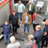 Kommandant Norbert Pfaff erklärt den Mitgliedern des Gemeinderats die Stromversorgung des Feuerwehrautos.