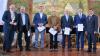 Bürgermeister Michael Hombach (links) vereidigte mit Kreisobmann Hermann Koch (rechts) die neuen Feldgeschworenen (von links)  Dieter Hartmann, Steffen Münch, Wolfgang Maiberger, Dieter Rauchalles und Christoph Höfling im feierlichen Rahmen.