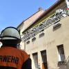 Die Freiwillige Feuerwehr Karlstadt rettet einen Patienten mit der Drehleiter aus dem ersten Stock seines Wohnhauses.