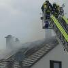 Über die Drehleiter versuchte die Feuerwehr, sich dem Dachstuhlbrand in Sommerach zu nähern.