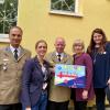 Die Johanniter-Kindertageseinrichtung in Unterdürrbach trägt ab sofort den Namen „Charly Adams Haus der Kinder“ (von links): Dr. med. Frank Schiefelbein, ehrenamtliches Mitglied des Regionalvorstandes der Johanniter in Unterfranken; Bürgermeisterin Judith Jörg, Regionalvorstandsmitglied Uwe Kinstle, Mechthild Adam und Einrichtungsleitung Petra Schimandl.
