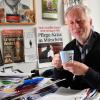 Claus Fussek, vor seinem Ruhestand in seinem Büro mit einem Berg von Zuschriften.