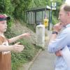 Aufmerksam hört OB Güntner dem elfjährigen Elias Köberlein beim "Spaziergang" während der Bürgerversammlung in Hohenfeld zu. Aufmerksam hört OB Güntner dem elfjährigen Elias Köberlein beim "Spaziergang" während der Bürgerversammlung in Hohenfeld zu.