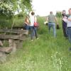 Die Bänke und Tische am Hühnerberg in Hohenfeld sind schon ziemlich marode.  Oberbürgermeister Stefan Güntner macht ein Foto von der Situation.