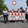 Die Sperrung der Gemeindeverbindungsstraße von Hainert nach Wonfurt ist aufgehoben. Darüber freuen sich (von links) Stefan Seubert (Ingenieurbüro Weyrauther), Knetzgaus Bürgermeister Stefan Paulus, Wonfurts Bürgermeister Holger Baunacher, Michael Eckert (Projektleiter Firma Rädlinger) und Bastian Hümmer (Bauamtsleiter Gemeinde Knetzgau).