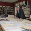 Ausgebreitet auf den Tischen liegen die Schriftstücke aus dem Rügshöfer Archiv. Marian Opalka ist dabei, diese zu sortieren und säuberlich zu registrieren. Damit sind die Dokumente künftig leicht zu finden und zu nutzen.