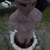 In Vorbereitung des Brennvorgangs wird die jeweilige Figur mit den ersten Reihen von Schamottsteinen umstellt und die erste Glut aus Grillkohle zwischen der Figur und den Schamottsteinen eingebracht. Diese Glutschicht sorgt dafür, dass die Restfeuchte langsam aus dem Tongebilde entweicht. In Vorbereitung des Brennvorgangs wird die jeweilige Figur mit den ersten Reihen von Schamottsteinen umstellt und die erste Glut aus Grillkohle zwischen der Figur und den Schamottsteinen eingebracht. Diese Glutschicht sorgt dafür, dass die Restfeuchte langsam aus dem Tongebilde entweicht.