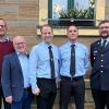 Die beiden neuen Kommandanten Thorsten Radler (3. von links) und Jonathan Popp (4. von links) mit Bürgermeister Manfred Schötz (2. von links), Marktgemeinderat Stephan Jehle (1. von links) und Kreisbrandmeister Fabian Haubenreich (1. von rechts). Die beiden neuen Kommandanten Thorsten Radler (3. von links) und Jonathan Popp (4. von links) mit Bürgermeister Manfred Schötz (2. von links), Marktgemeinderat Stephan Jehle (1. von links) und Kreisbrandmeister Fabian Haubenreich (1. von rechts).