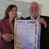 30 Jahre Städtepartnerschaft. Dozulés Bürgermeisterin Sohpie Gauguin und Zells 1. Bürgermeister Joachim Kipke unterzeichnen erneut die Partnerschaftsurkunde von 1993.