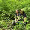 Traute Zweisamkeit auf einem Baumstamm, bei harmonischer Musik, im Wald unter Bäumen, umrahmt von Vogelgezwitscher: Thomas Friedrich und Daniela Berninger aus Jesserndorf.