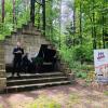 Ein Flügel mitten im Wald: Eric Fergusson sang in Begleitung von Paul Sturm am Flügel Frühlingslieder von Felix Mendelssohn Bartholdy im Landschaftsgarten Bettenburg.