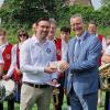 Bürgermeister Jürgen Götz überreicht im Bild als Jubiläumsgeschenk an den Vorsitzenden Andreas Brand das obligatorische Geldgeschenk der Gemeinde (5 Euro pro Jubiläumsjahr) zielgerichtet zum Einsatz in der Jugendarbeit. Bürgermeister Jürgen Götz überreicht im Bild als Jubiläumsgeschenk an den Vorsitzenden Andreas Brand das obligatorische Geldgeschenk der Gemeinde (5 Euro pro Jubiläumsjahr) zielgerichtet zum Einsatz in der Jugendarbeit.