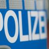 Die Kriminalpolizei in Schweinfurt bittet um Hinweise: Gesucht wird ein Unbekannter, der in den vergangenen Tagen in Bad Königshofen ein Hakenkreuz auf einen Fußweg sprühte.