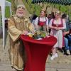 Die Veitshöchheimer Bacchus-Symbol-Figur Oswald Bamberger erheiterte die Zuhörer mit einem selbstgereimten Gedicht, während die Weinprinzessinnen aus den Nachbargemeinden, Theresa Galz aus Thüngersheim und Natalie Scheblein aus Güntersleben, mit einen Trinkspruch aufwarteten. Die Veitshöchheimer Bacchus-Symbol-Figur Oswald Bamberger erheiterte die Zuhörer mit einem selbstgereimten Gedicht, während die Weinprinzessinnen aus den Nachbargemeinden, Theresa Galz aus Thüngersheim und Natalie Scheblein aus Güntersleben, mit einen Trinkspruch aufwarteten.