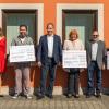 Doris Sauer (Kundenberaterin Filiale Schwarzach), Wolfgang Kober (Beratungscenterleiter), Alexandra Schrauth (Kundenberaterin Filiale Schwarzach), Marco Kurzwart vom Kindergarten St. Felizitas Münsterschwarzach, Gebietsdirektor Heiko Därr, Johanna Sendner vom Kindergarten St. Laurentius Schwarzenau, Bürgermeister Volker Schmitt, Harald Funsch (Caritas Kitzingen für den Kindergarten St. Josef in Stadtschwarzach) und  Vorstandsvorsitzender Bernd Fröhlich.
