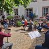 Die von den Musiklehrern Rainer Nürnberger und Andreas Fransky geleitete Folkband der Sing- und Musikschule Veitshöchheim verzauberte im idyllischen Ambiente  des Kastaniengartens des Hotels am Main mit europäischer Folklore mit Schwerpunkt keltische  Tänze.
