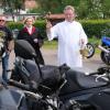 170 Biker ließen sich und ihre Maschinen sowie Fahrräder beim zweiten Bikergottesdienst in Obersinn von Pastoralreferent Thorsten Kapperer (rechts) und Prädikantin Andrea Müller segnen. 170 Biker ließen sich und ihre Maschinen sowie Fahrräder beim zweiten Bikergottesdienst in Obersinn von Pastoralreferent Thorsten Kapperer (rechts) und Prädikantin Andrea Müller segnen.