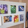 Karen Heußner, die gemeindliche Kulturreferentin hatte die Ausstellung auch selbst mit sieben kontrastreichen mit dem Handy geschossenen Fotos  auf Leinwand bereichert, bei denen sie kleine Motive wie eine Vogelfeder im Gartenteich  oder eine Grille  in den Vordergrund rückte.